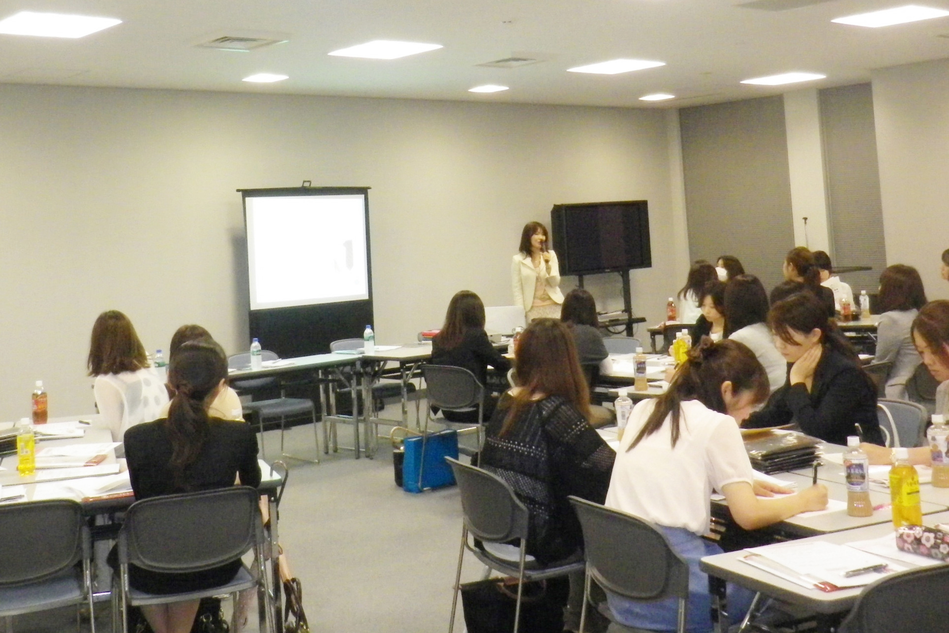 色で第一印象を上げるコツ パーソナルカラーセミナー風景