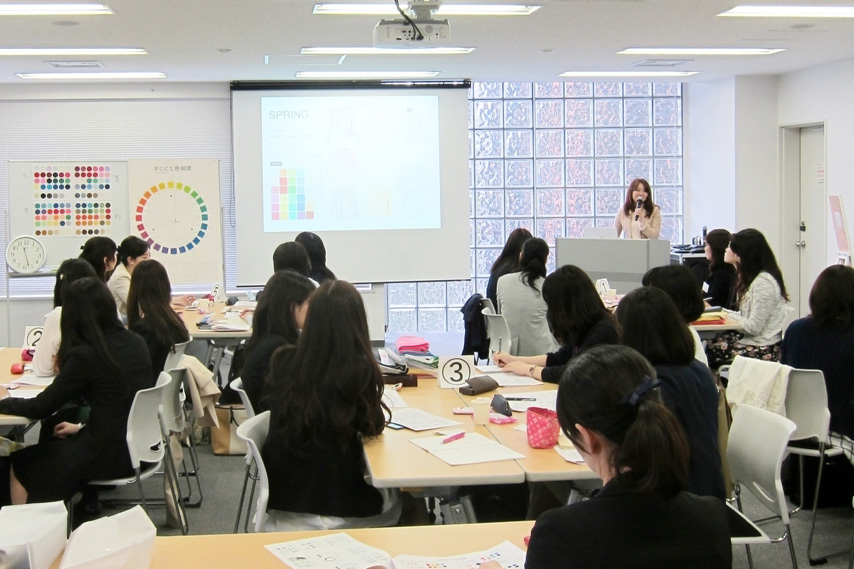 ビジネスで信頼を勝ち取る外見力 パーソナルカラー診断研修風景