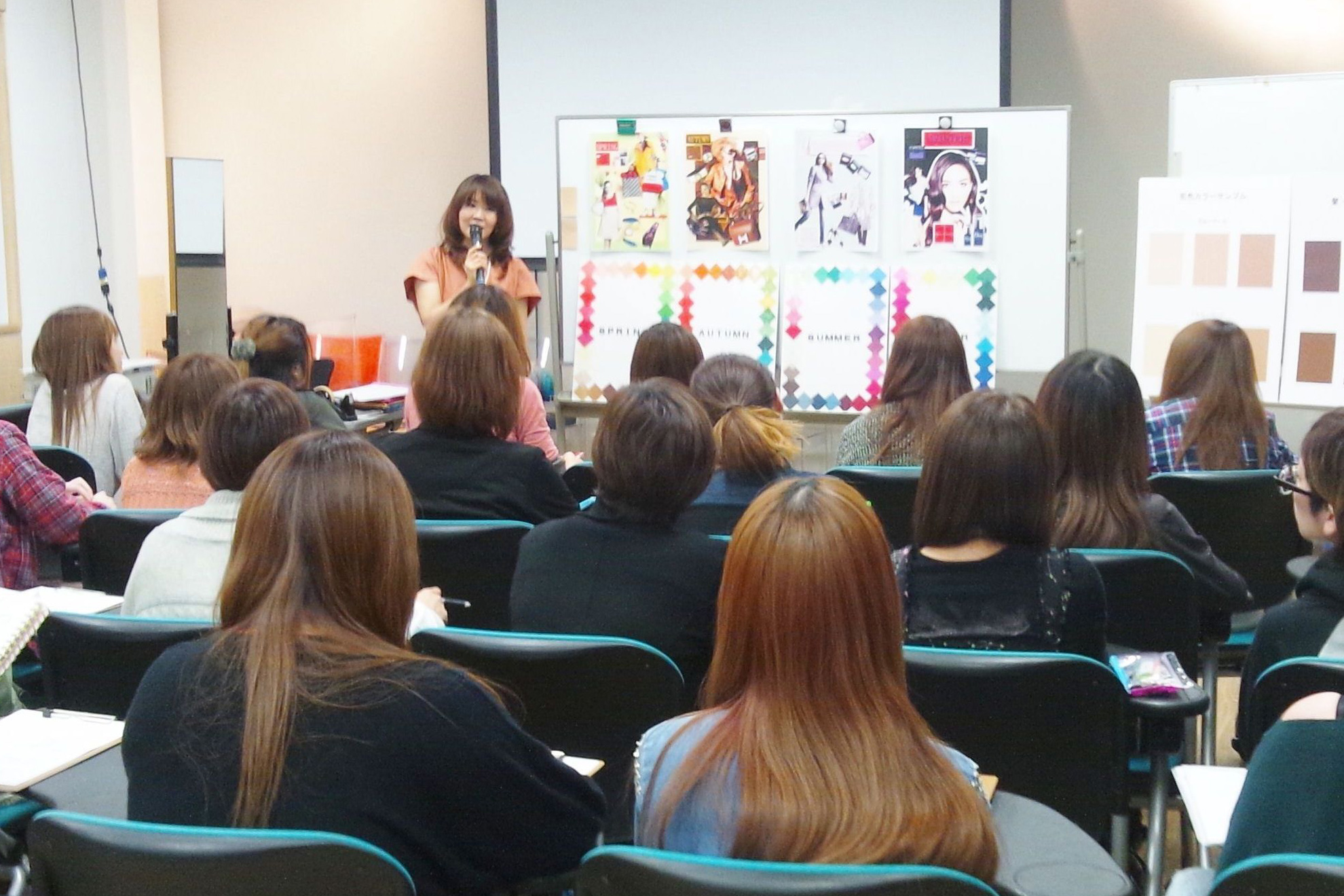 売り場で役に立つカラーコーディネート研修風景