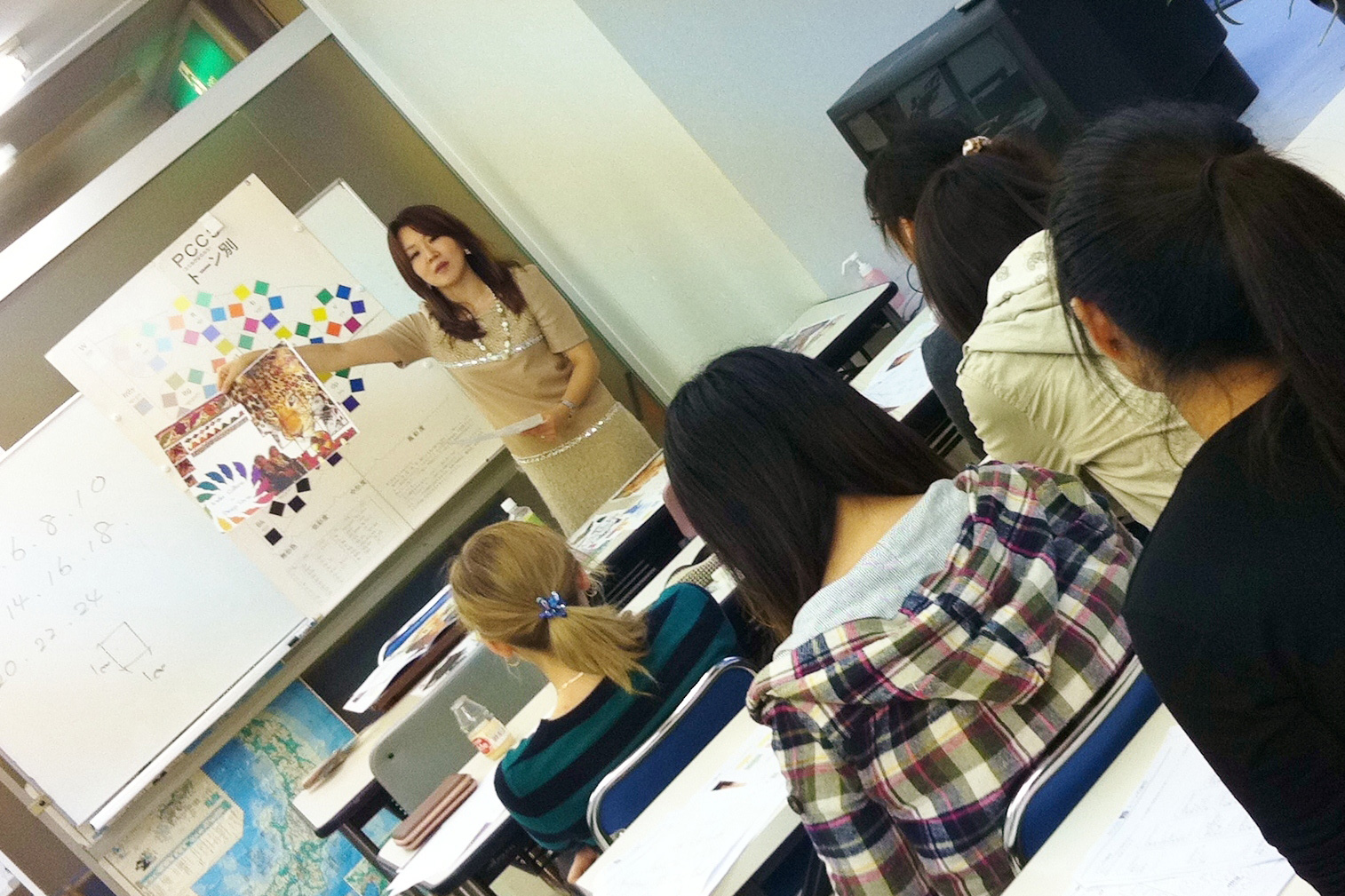 双葉外国語学院 パーソナルカラー講座風景